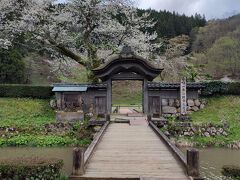 こちらが、心惹かれた唐門。

あいにくのお天気でした。
翌日は晴天の予報でしたので、また翌日来ることにしました。