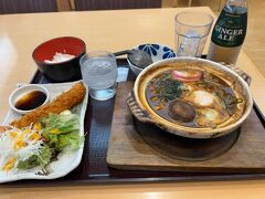 　サウナとお風呂でさっぱりした後は、隣のお食事処　えびすさんへ
　前回はビビンバセットだったので、今回は味噌煮込みうどんセットいただきます。