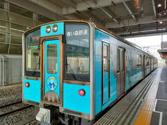 八戸駅にて、青い森鉄道に乗車。
ねぶた祭の開催に伴い、ねぶたモーリーという電車が八戸から青森まで出ています。
有料の席で確実に座っていけますが、この時間帯だと座れました。
途中、三沢駅、浅虫温泉駅辺りから、かなりの人が乗車しました。