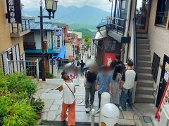 石段の上の方から降りて行くと楽です