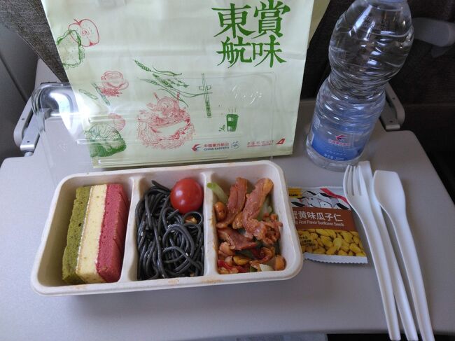 【中国東方航空】上海→福岡<br />2時間ほどのフライトですが、食事がでました。<br />花の柄が綺麗な紙袋に入ってました。冷えてましたが美味しかったです。