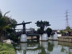 「ファタヒラ広場」から川沿いに北へ１０分ほど歩くと「コタインタン橋」（跳ね橋）が見えてきた。

ところで、川が汚くて臭い。もうちょっと観光地として環境整備した方が良いんじゃないかな、、、