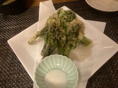 夜はホテル近所の居酒屋で乾杯。
山形らしく草の天ぷら。