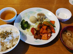 槍ヶ岳山荘の夕食　毎度の中華風で、おいしかったです