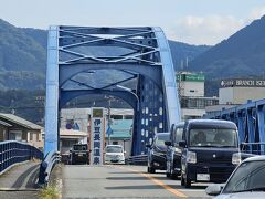 狩野川をわたる橋の向こうに伊豆長岡温泉の文字が見えます。
源頼朝が立ち寄って体を癒したと言われる古い温泉地です。