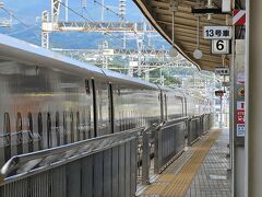 三島駅。
いつぞや柿田川公園に行った日記はいつだったかいなと探してみると、2011年……13年前だったようです・・・

この時期、某トラフ地震への警戒等から新幹線が遅れており、名古屋でののぞみからひかりへの乗り換えは大慌てとなりました。
ガラガラを引きずりながらホームを端から端まで歩き回ったため、背中がびっしょり冷えたままの到着です。
乗り換えの時は予約する号車を近くにしておくべきだ。