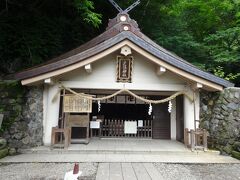 奥社。神秘的な雰囲気です。祭神は、天手力雄命（あめのたぢからおのみこと）