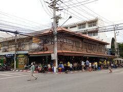 Jek Piek Seafood Restaurant
ホアヒンの街をブラブラしていたらこのレストランを発見！
まだ夕方の5時だというのにこの店の前には行列が出来ていた。
４travelの先輩コタ1号さんのブログに出ていた『世界一カオマンガイが美味しい店』ってここだと！思い、私も列に並ぶ事に。