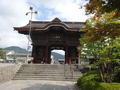 8:55善光寺到着。バス停・善光寺大門から歩いて数分。
 仁王門。