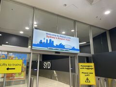 空港まで戻ってきました！
お土産買いすぎてて、ホテルから駅までの道が辛かった！！

この写真、空港から市内に向かうエアポートリンクの入口ね。
今からシドニーに行く人は、空港着いたらここを目指して行ってもらったら間違いないはず！