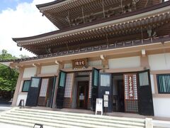 日本忠霊殿(善光寺史料館)
戦病没者の英霊を祀る仏式霊廟。善光寺史料館が併設されている。
史料館に展示されていた三面大黒天の原型の弁財天が超美人さんでした。
百羅漢像は、一体一体の表情が異なり、しかも、味があってよかったです。写真撮りたかったー。
予定なかったけど、入ってみてよかったなぁ。
