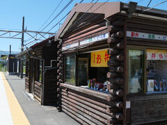 小海線のホームには駅弁・丸政のお店があります。
いまやコンビニ弁当に押されて、「絶滅危惧種」の駅弁ですが、丸政は「風林火山」「元気甲斐」などの名物駅弁を販売して健在です。
ここで昼ごはんように駅弁を購入しました。