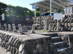 棒道に合流する場所にある小荒間番所跡。
武田信玄のつくった棒道は江戸時代には一般道として使われるようになりましたが、この番所で通行人を厳しく監視していました。
平成２８年、天皇陛下（当時皇太子）もここにお立ちよりになったそうです。