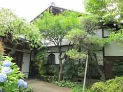 　誓閑寺本堂　浄土宗の一寺、創建は1630年、開山は重蓮社本誉上人誓閑和尚、本尊は阿弥陀如来像です。山門を通ると本堂、鐘楼、六地蔵があります