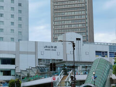 山形駅には16時前には到着。
途中、スゴイ雨が降っているので心配しましたが、山形に到着すると雨は降っていませんでした。
コインロッカーに荷物を入れ、パンフレットをもらい、移動開始。
山形駅って、想像していたより大きな駅でびっくりです。
