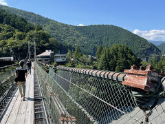 スリル満天！「谷瀬つり橋」で途中下車。長さ２９７ｍ、高さ５４ｍＭ、眼下には清澄な十津川が流れまさに絶景！一度に20名以上は渡れないらしいですが、今日は空いていました。