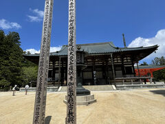 中門をくぐって最初に見えるのが金堂。火事等で現在の建物は7度目の再建。入口には焼香とは別に、不思議な”粉”が設置されています。体臭消しの”粉の香水”。塗香指先に刷り込みました。シナモンのような何とも言えない香りが…。