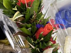 Cindy's Lei & Flower Shoppe
1034 Maunakea St. Honolulu, HI 96817

午後3時、Uberでダウンタウン(チャイナタウン)に
日本から予約したハクレイを受け取りにやって来ました

長年の夢で
是非ハクレイをかぶってみたい！
それも大きな花のハクレイを！
色々調べた所、此方の店がローカルに人気だと
(色んな賞を取っている有名店)

ただ、この時期は卒業シーズンで。。
グランドハクレイは予約出来ないと(涙涙)
でもね～オーナー様が私の熱意に根負けしたのか？
特別にと撮影用のグランドハクレイを分けて下さる事に
そして、これがそのグランドハクレイです～パチパチ

しかし、実際頭に乗せると
定員全てが苦笑い。。
中には大笑いしてるボーイも(おいおい？)
そして、#&☆♪！。。。英語

多分、似合わないから辞めなさい！
と言っています
囧rz囧rz囧rz

