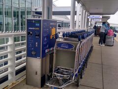 ホテルからオヘア空港までUBERで50分かかりました。
オヘア空港で驚いたのがカートが7ドルだったこと。