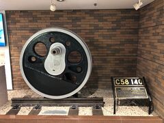 構内に展示されたＣ５８形蒸気機関車１４０号機のプレートと動輪
