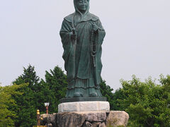 途中、峰道のバス停付近にあった、伝教大師像。車窓から撮影。

この場所で比叡の大護摩が行われます。