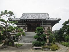 来迎寺本堂　浄土宗の一寺、創建は1630年、開山は重蓮社本誉上人誓閑和尚、本尊は阿弥陀如来像です。山門手前に三猿と二鶏が刻まれた庚申供養塔、重厚な薬井門の山門を潜ると、観音像、本堂、宝篋印塔等があります