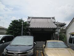 本松寺本堂　日蓮宗の一寺、創建は1590年、開山は真蔵院日念上人です。山門を通ると本堂があります