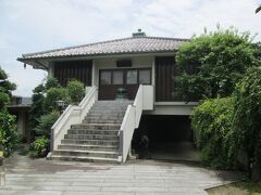 常泉寺本堂　日蓮宗の一寺、創建は1631年、開山は好善院妙経日順派大比丘尼、本尊は久遠本師釈迦牟尼仏です。山門を通ると二階建て家屋の二階に本堂があります