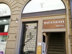 ☆ダヴァンツァーティ Davanzati

このホテルはエレベーターに乗るのに26段の階段があるので、ホテルに着いたらベルを鳴らすように案内メールをもらっている。