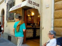 【カラベ Gelateria Carabe】

フィレンツェ最初の目的地はジェラートのカラベ
フィレンツェにはローカルなジェラート屋が沢山あるが、ここが一番とアーモイタリアの堂剛さん一押しのお店

アカデミア美術館の近くなので歩いている人が多い。