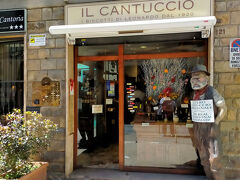 《イル・カントゥッチ IL CANTUCCIO》

次もアーモイタリアの堂剛さん一押しのお店
日本ではビスコッティと呼ばれているイタリアの伝統菓子だが、トスカーナーではカントゥッチというらしい。

堂さんはカントゥッチは固くて好みではないらしいが、ここのカントゥッチは柔らかくて日本帰国時の土産に愛用しているとのこと。