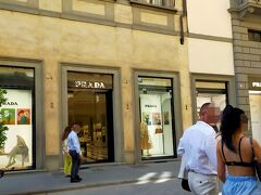 ○トルナブオーニ通り

ハイブランドの店はどこも敷居が高く入り難い雰囲気が漂っていた。
珍しくマダムが気後れしていた。