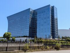 横浜臨港幹線道路から眺める、波の形をしたリゾートホテル「ザ カハラ ホテル＆リゾート 横浜」の外観。