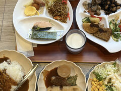 ホテルは朝食無料。部活合宿の高校生で満員のため、朝６時に一番乗り。

料理の品数は多く、家庭的な味で美味しい。静岡おでんやカレーも。目一杯いただきます。
