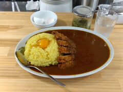 この日の昼は、北区中山下のＳＰＩＣＥ３２にて。
土曜日なのでカレー大盛無料。
只今１周年キャンペーン中で、ビーフカツと生卵をトッピング。
卵はカレーに入れると味が壊れるので、ライスのほうに添えます。
こうすれば、いろいろな味の変化が楽しめるからね。
