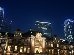 東京駅赤レンガへ
広場では、たくさんの人が、暗い中でのんびりしてます