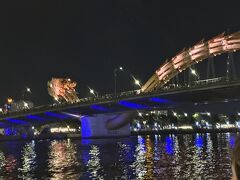 ドラゴンブリッジが見えてきました
ライトアップされて迫力満点です