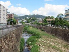 我々が目指すのは川の上に見えている建築です