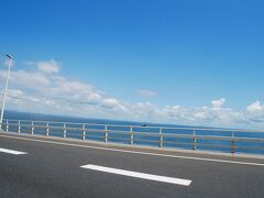 新子安あたりで渋滞もあったため海ほたるで休憩を考えてたけど、
息子が寝てたのでまあいいかと素通り。
天気がいい日のアクアラインは気持ちいいですね♪