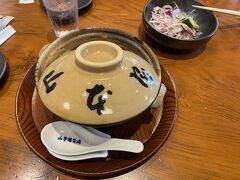 名古屋と言えば山本屋の味噌煮込みうどん。癖になる味です。
昔からある桜山店にお邪魔しました。お店も昔のままです。