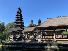 60分弱の移動で着いたのが、タマンアユン寺院です。
結構こじんまりした感じの寺院でした。