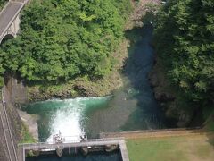 反対側から放流されてます
堤高は148.0m､堤高長は353.0m､総貯水量は189,100,000立法メートル