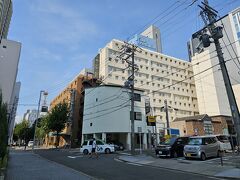 某トラフ警戒によりゆっくりゆっくり、名古屋に着きました。

名古屋駅から本日泊まるホテルまで約1.2キロ。
歩くか電車に乗るか、混み合う駅の中を行ったり来たりしながら考え、奇跡的に空いていた喫茶店で休憩しながら悩みに悩んだ挙句、一大決心により歩いて到着した栄の「名古屋クラウンホテル」です。
これで三島コロッケのカロリーは消費したはず。