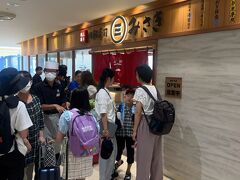 5階の回転寿司にならんでみたがインバウンドのお客様多め。