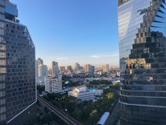 翌朝の部屋からの眺め。バンコクは高いビルが多い。