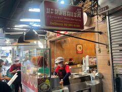 ホテルからすぐ近くにある、朝早くからやってる麺のお店へ。