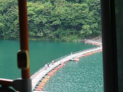 湖には浮橋もかけられています