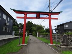 時間があったので、ネットで見た、春日山城跡物語館に行くことにしました。
途中にあった春日神社の鳥居。