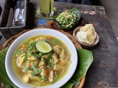 夜は列が出来るほど混んでいるWarung Biah Biahもお昼はガラガラ。
全く待たずに好きな席を選んで入ることができました。
頼んだのはソトアヤムとお野菜のおかずです。
すごく安いわけでも無く、とびきり美味しいわけでもなく。ただ、人気店なのでものすごい外れることはないのでその点は安心かな…。