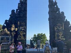 1時間半ほどかけてタナロット寺院に到着。
時刻は17時頃、丁度干潮の時間帯だったようで寺院まで歩いて渡ることが出来ました。